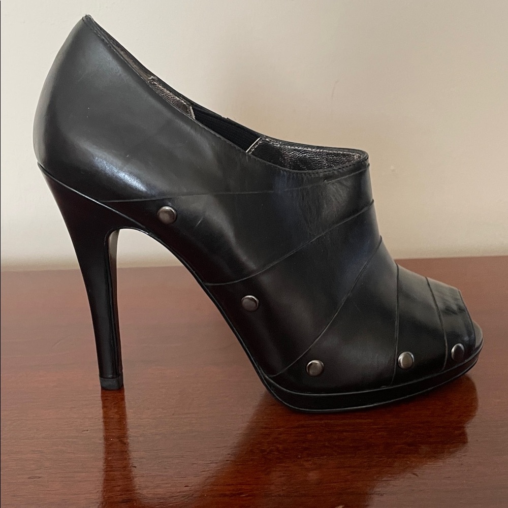 DIANE VON FURSTENBERG HIGH SHINE LEATHER STILETTO PEEP TOE ANKLE BOOTIE NWOB 7.5
